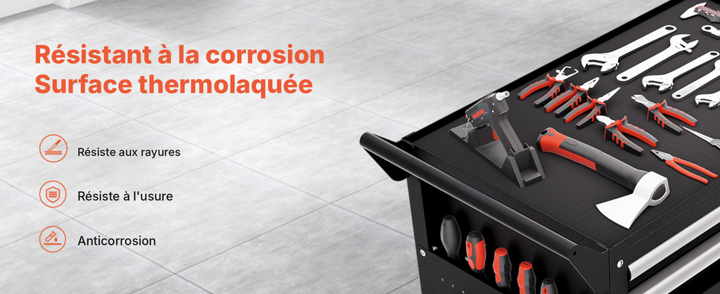 Plateau supérieur revêtu de la servante d'atelier, avec tapis de protection et outils