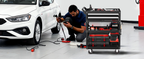 Servante d'atelier à côté d'une voiture, pour les travaux de mécanique
