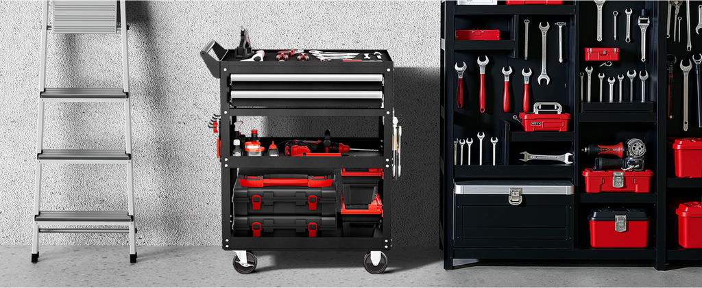 Servante d'atelier près d'une échelle et d'un panneau d'outils, au garage